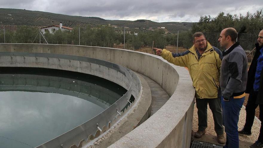 Responsables municipales visitan la nueva depuradora.