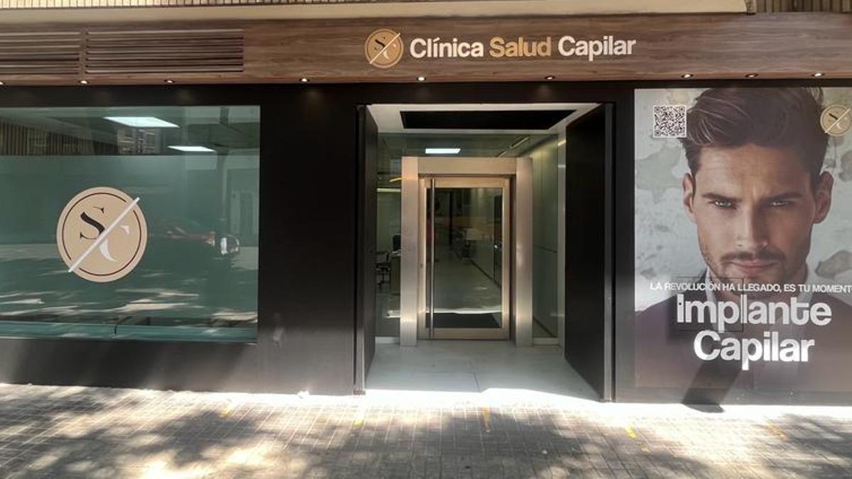 Fachada de la clínica de implante capilar FUE en València.