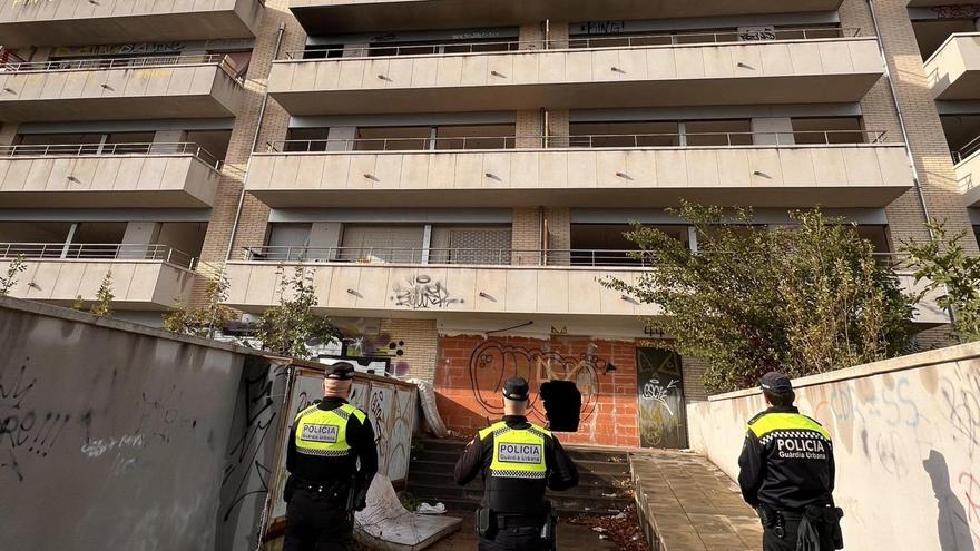 Agents de la Guàrdia Urbana davant l'edifici ocupat. | GU FIGUERES