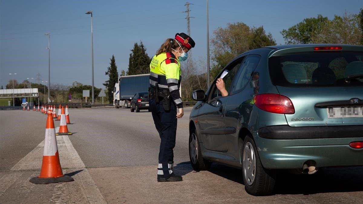 Una agente en un control en el peaje de la autopista de La Roca del Vallès.