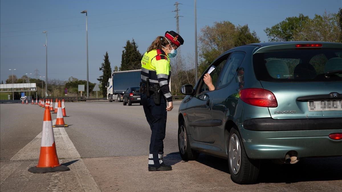 segea53313910 09 04 2020 una agente de los mossos d esquadra protegida con200504152954