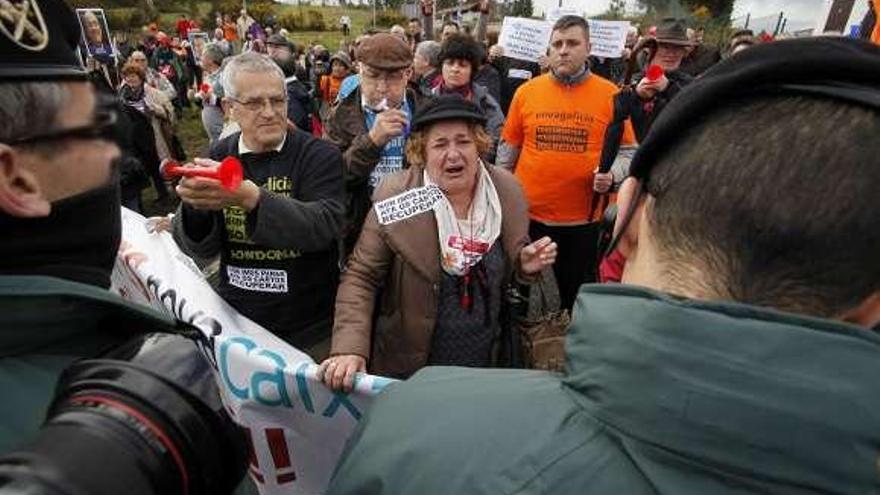 Una señora, desolada, conversa con los agentes.  // Bernabé/Gutier