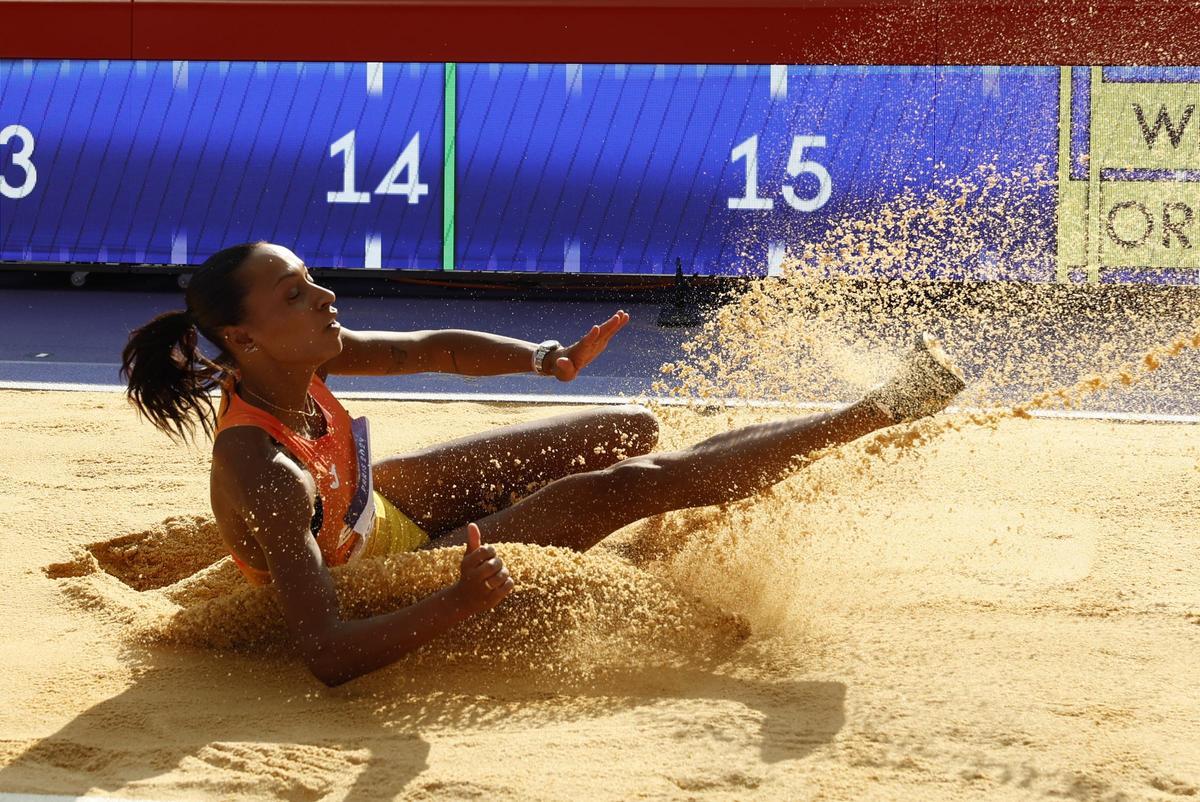 Ana Peleteiro, durante la prueba de triple salto femenino en los Juegos Olímpoicos de París.