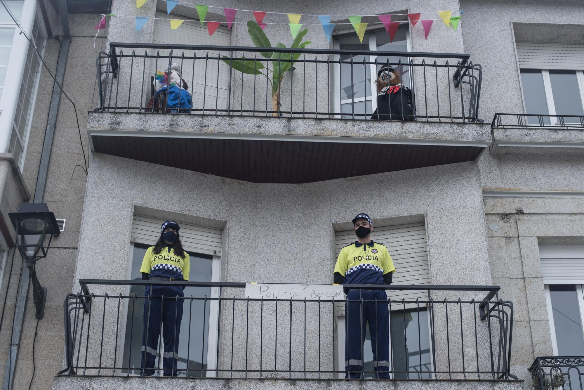 Dos policías &quot;de balcón&quot;. / Brais Lorenzo