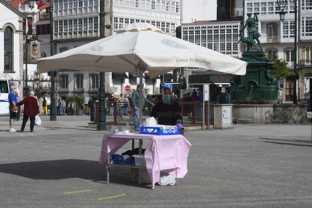 Una docena de vendedores de productos agroalimentarios de toda la comarca coruñesa acudieron a la plaza Irmáns García Naveira de Betanzos en el primer mercado semanal desde el inicio del confinamiento