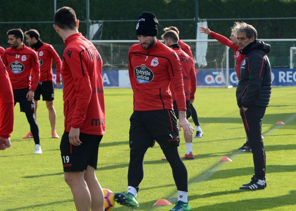 El preparador deportivista, Natxo González, ha facilitado la convocatoria del equipo coruñés tras el entrenamiento de esta mañana.