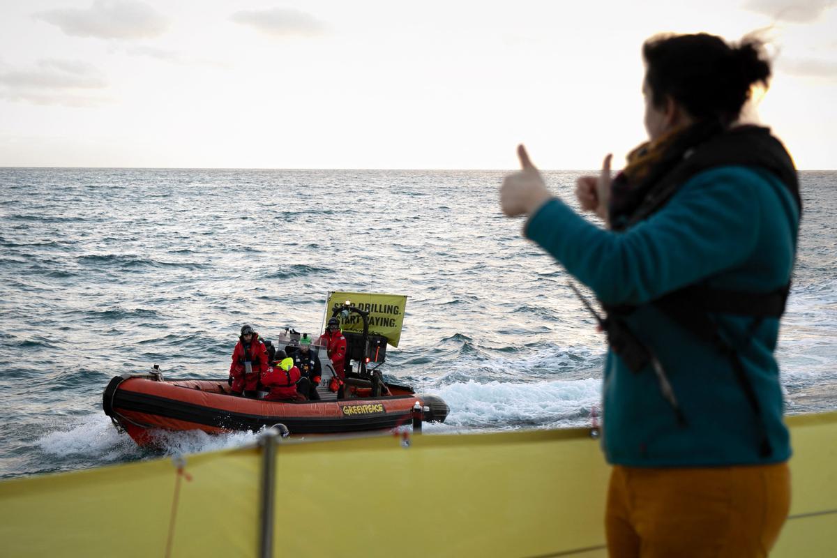 Ecologistas de Greenpeace colocaron una pancarta en una acción en una plataforma de Shell, en el Mar del Norte, para expandir un yacimiento de petróleo y gas existente, frente a la costa de Cherburgo, en el noroeste de Francia