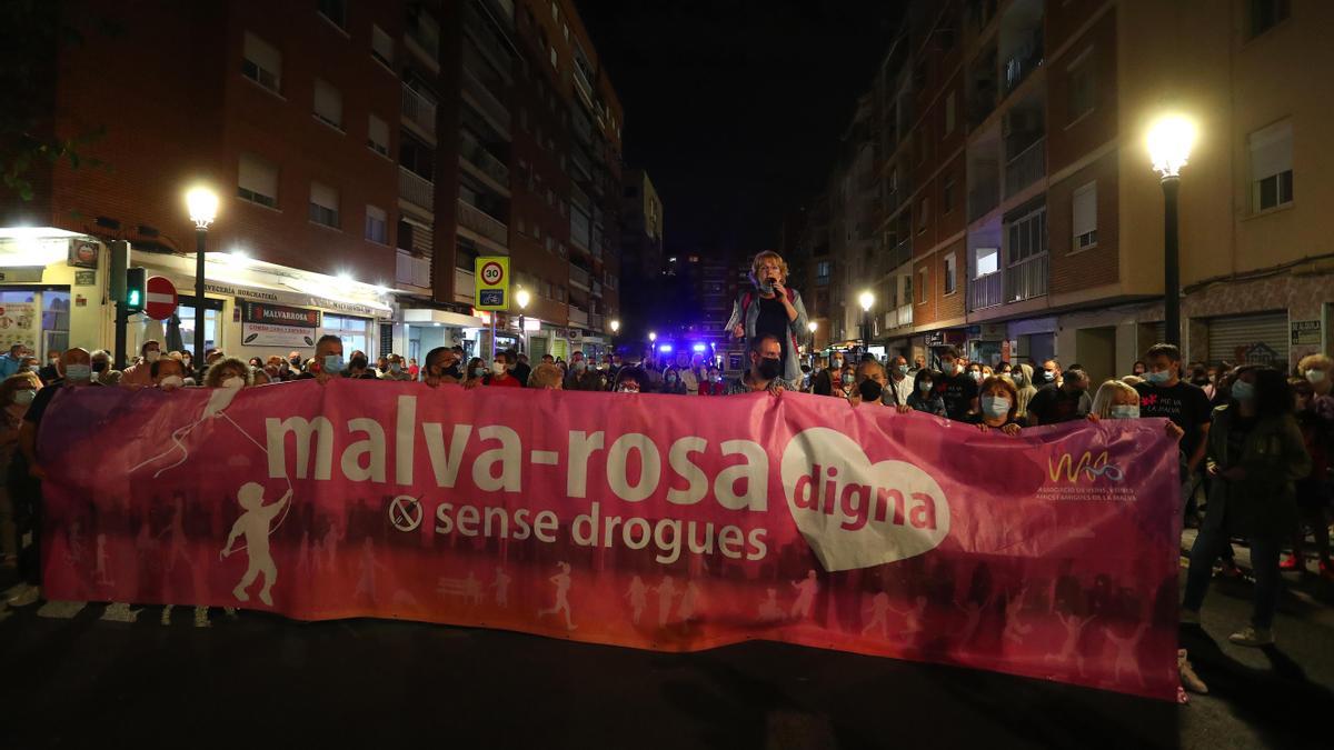 Los vecinos portaron su pancarta para reclamar un barrio sin drogas.