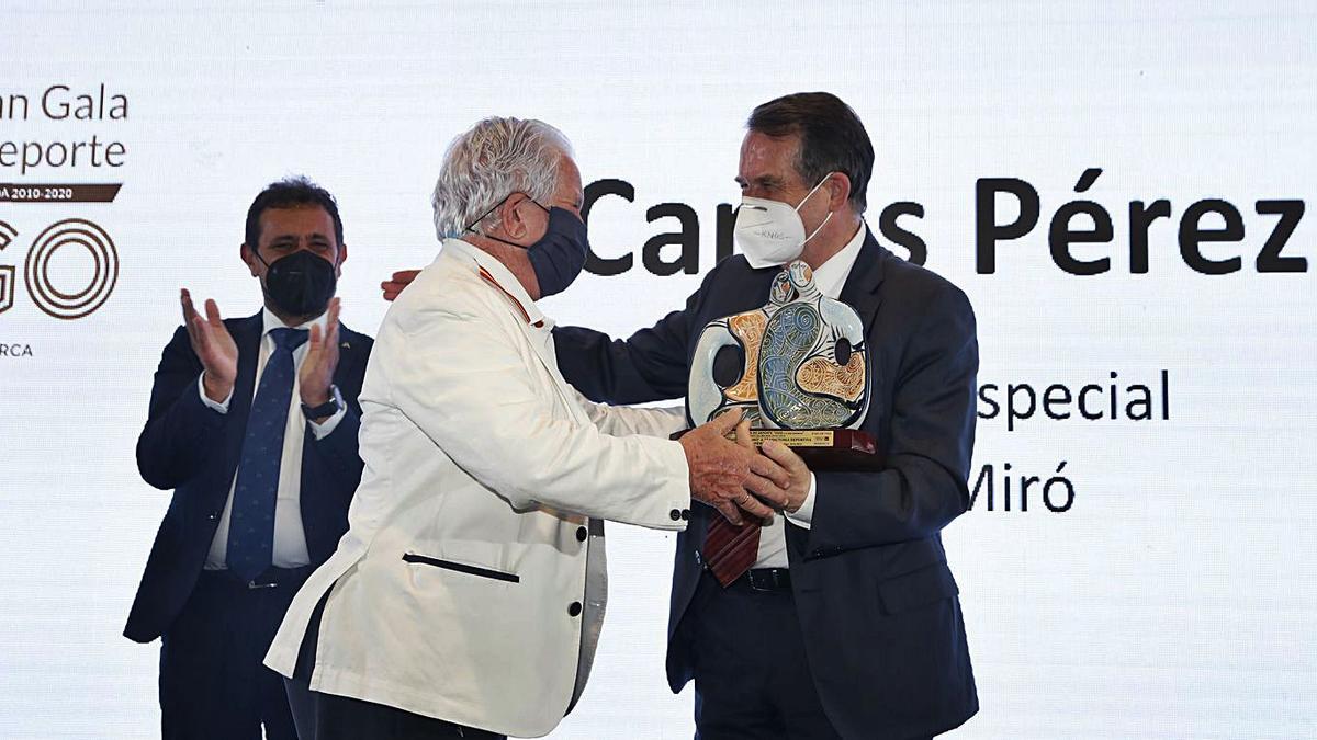 Abel Caballero entrega al exatleta el galardón. 