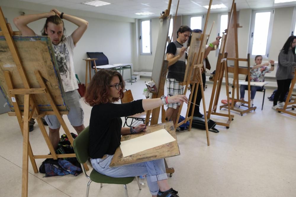 Alumnos del IES de la Laboral haciendo el examen de Dibujo Artístico en le PAU