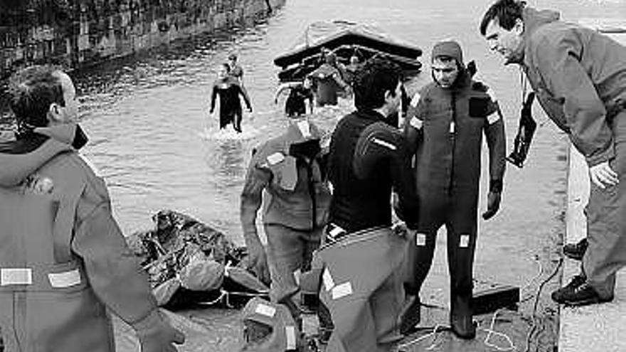 Algunos de los alumnos, saliendo del agua.