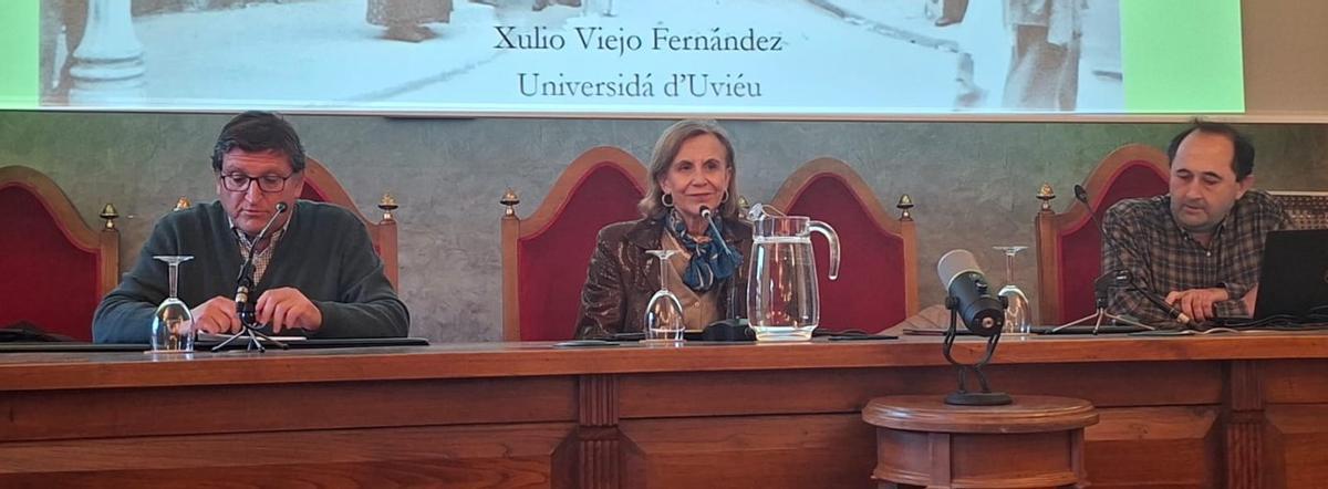 Marta Pérez Toral, también filóloga, que presidió el acto, entre Ramón d’Andrés, a la izquierda, y Xulio Viejo, en la sede del RIDEA.