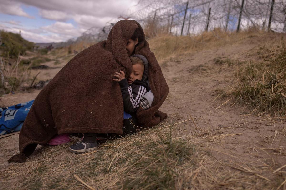 Migrantes acampan a lo largo de la orilla del río Grande mientras esperan entregarse a las autoridades de inmigración en El Paso, Texas, EE.UU