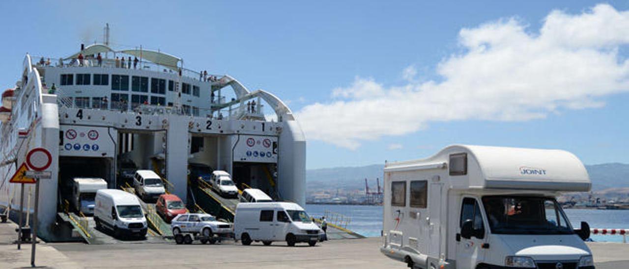 Caravanas, furgonetas y turismos, durante el desembarco del ferri de Naviera Armas &#039;Volcán de Tijarafe&#039;, ayer.