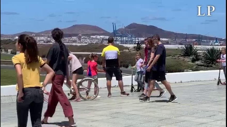 Coronavirus en Canarias | Niños juegan en la Avenida Marítima (26/04/2020)