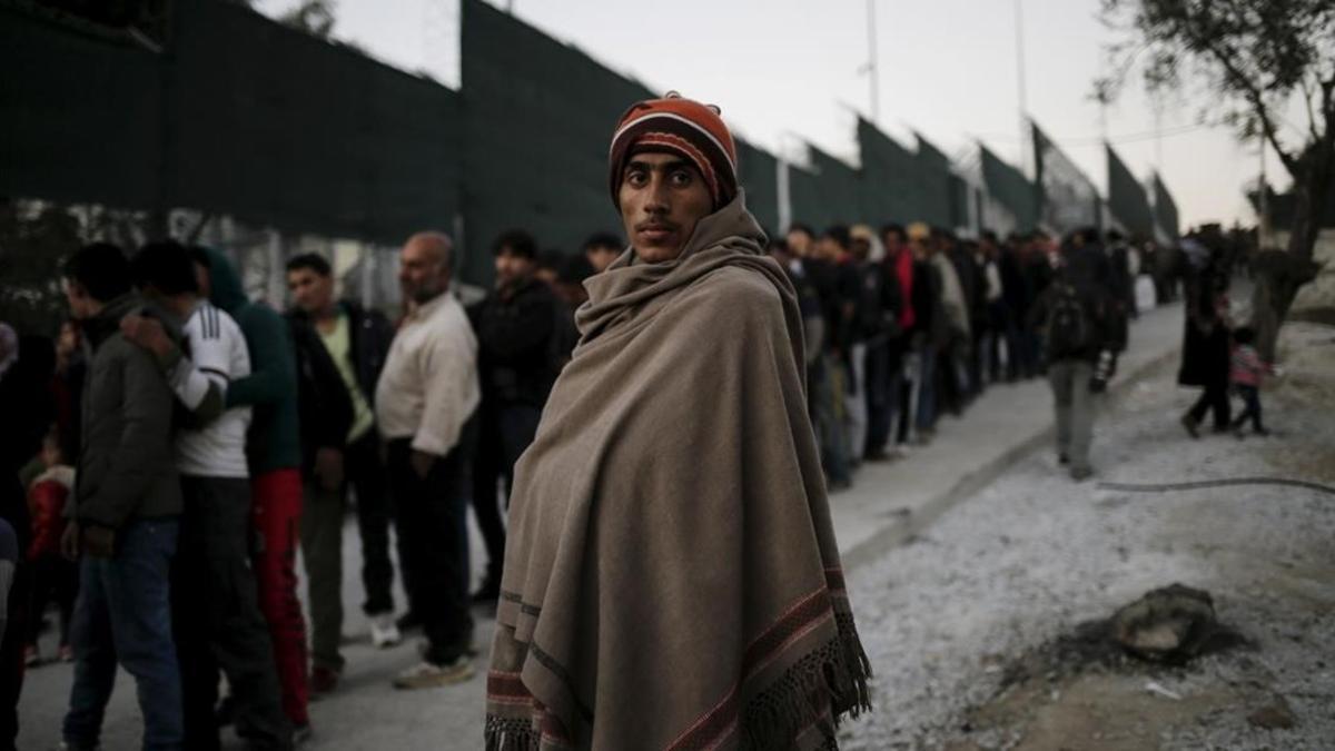 zentauroepp40433446 file photo  a migrant is covered with a blanket as refugees 171009130749