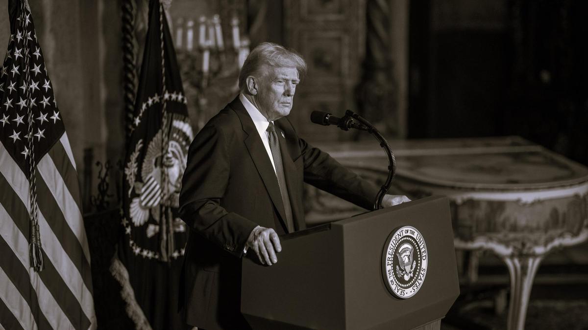 Donald Trump habla en su residencia de Mar-a-Lago, en Palm Beach, Florida.