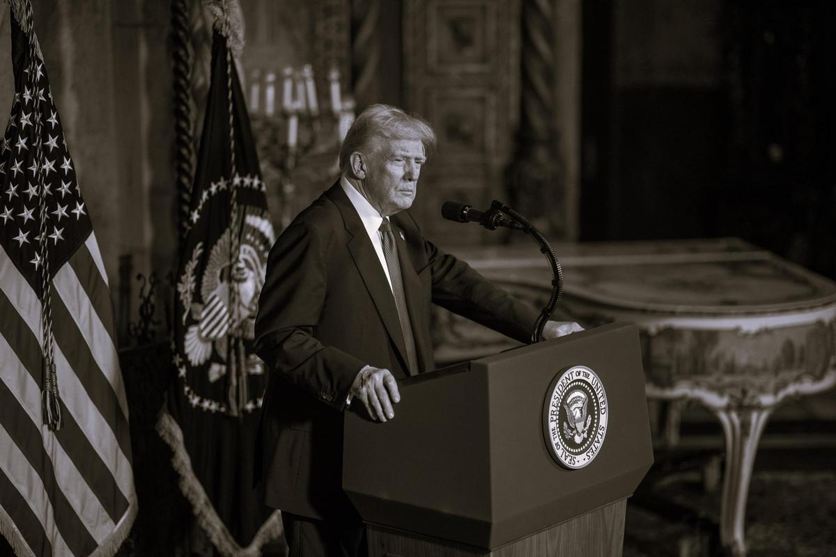Donald Trump habla en su residencia de Mar-a-Lago, en Palm Beach, Florida.