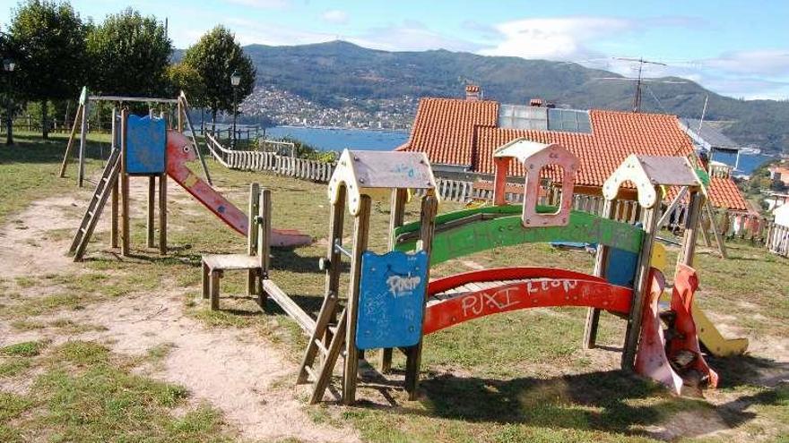 El parque infantil del Multiusos de Chapela, que será renovado. // Faro