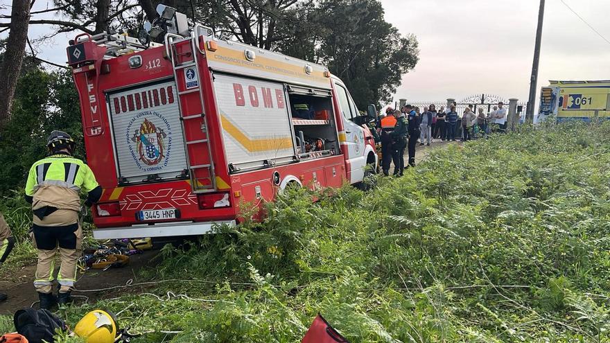 Los bomberos rescatan a una mujer que cayó por un barranco en Rianxo