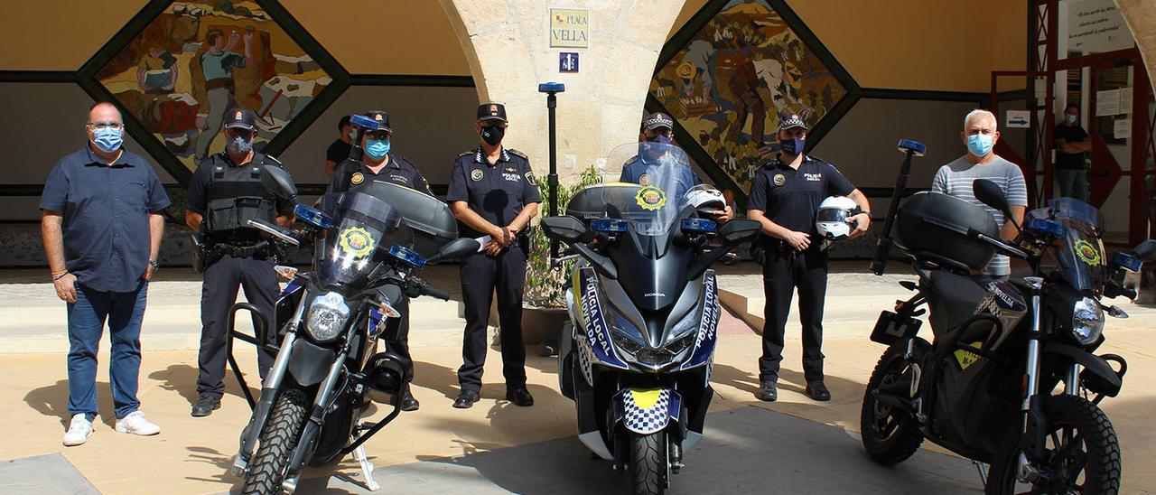 La presentación de las nuevas motocicletas eléctricas de la Policía Local de Novelda.