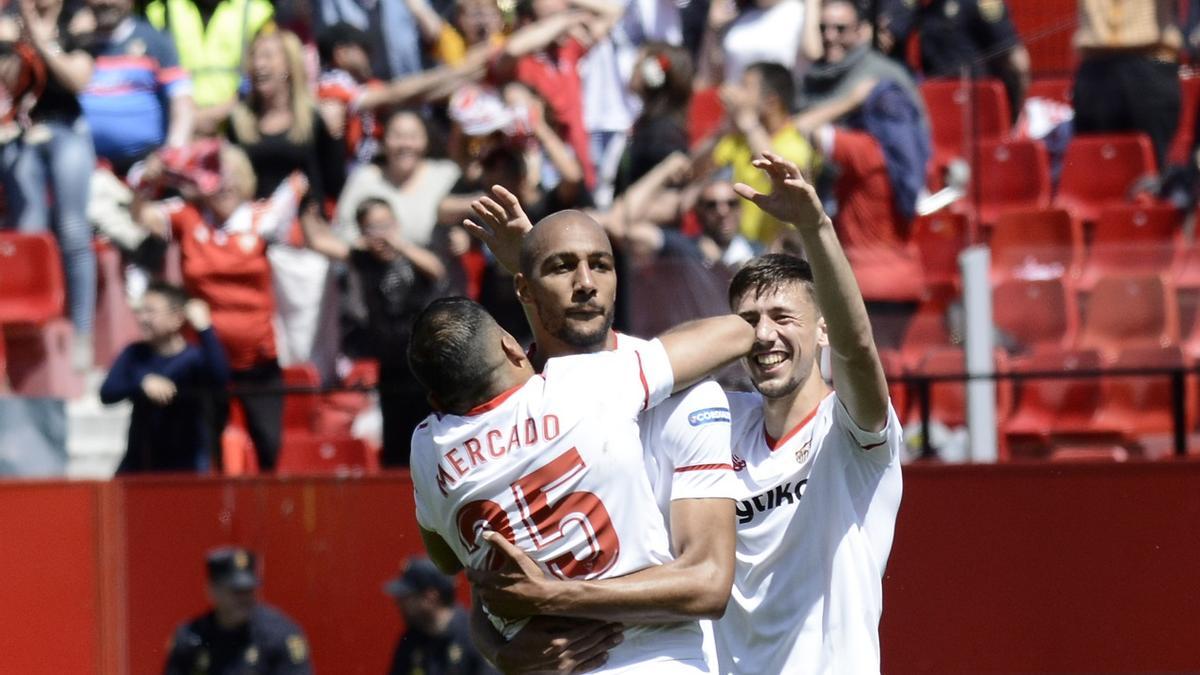 Nzonzi es felicitado por su gol al Villarreal. / M. Gómez