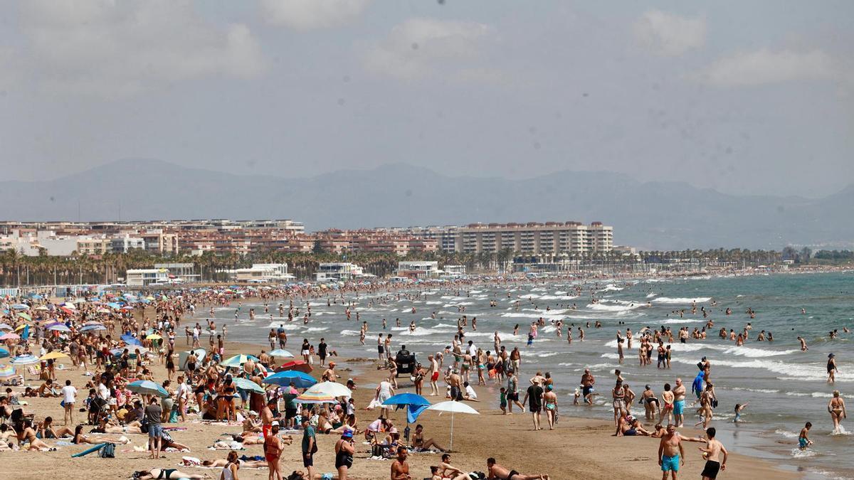 Ple en la platja de la Malva-rosa, este estiu, a València