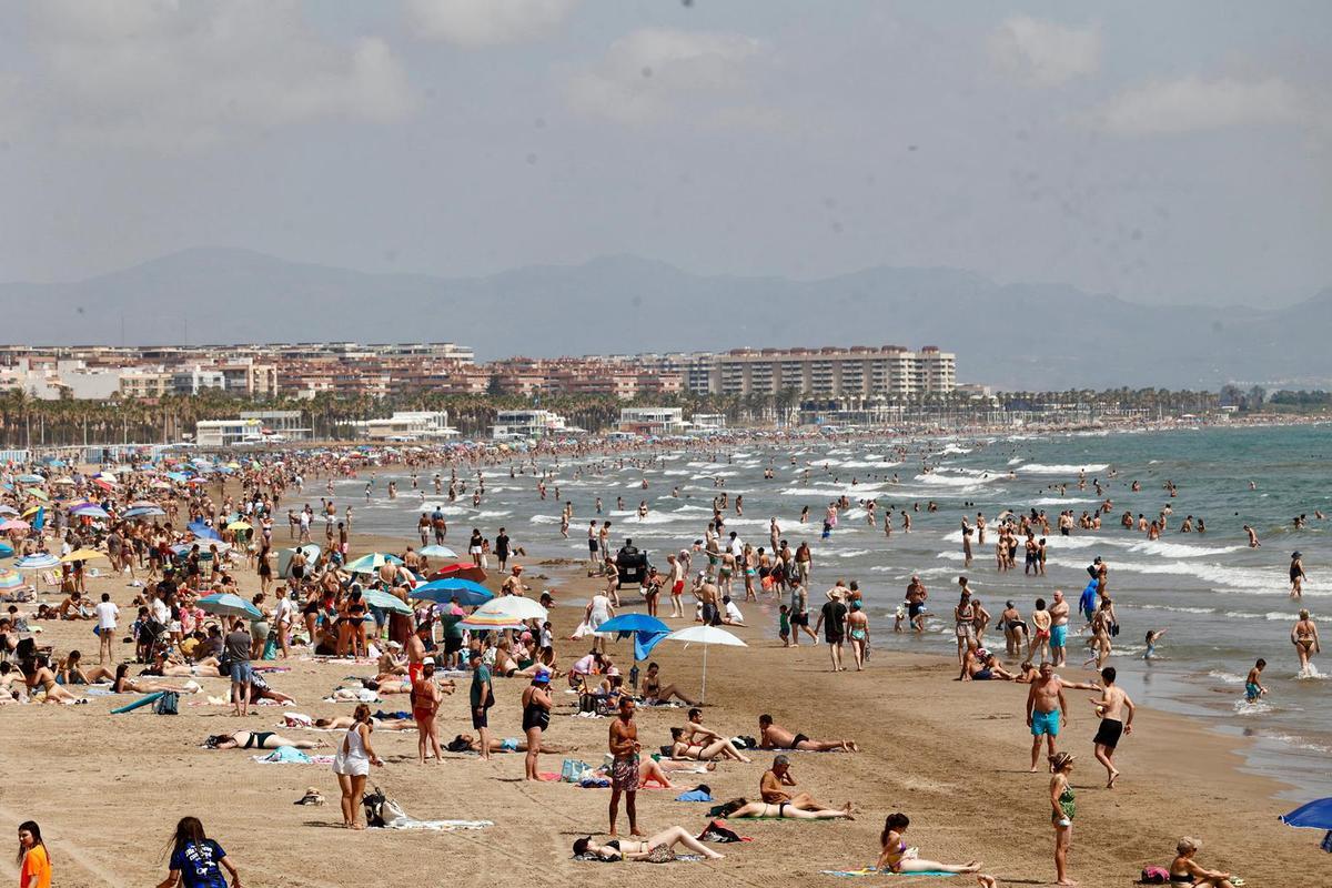 Lleno en la playa de la Malvarrosa este viernes en València.