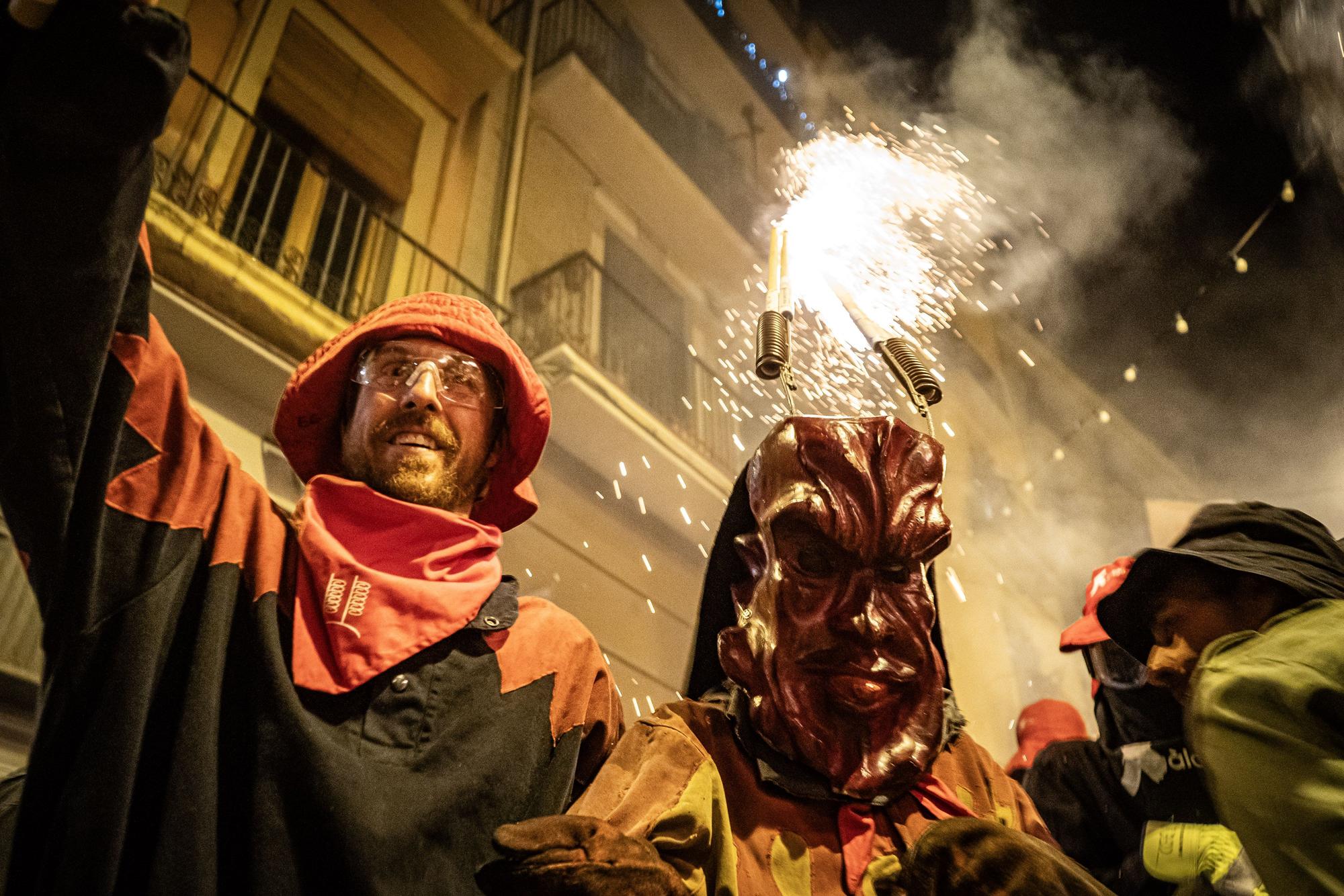 Un Correfoc multitudinari omple de pólvora i gresca el centre històric de Manresa