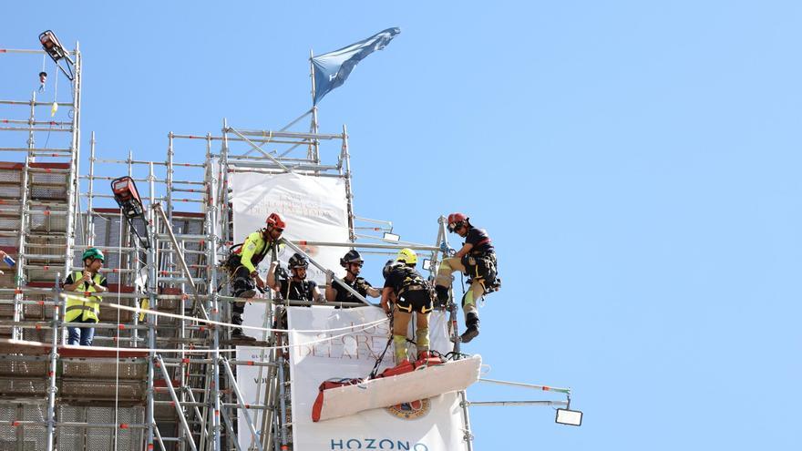Los bomberos de Murcia simulan un rescate en altura en la Catedral