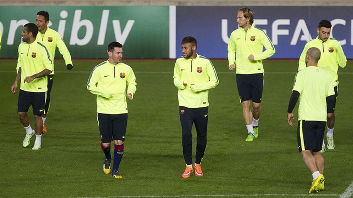 Messi conversa con Neymar durante el entrenamiento de ayer en Nicosia (Chipre)