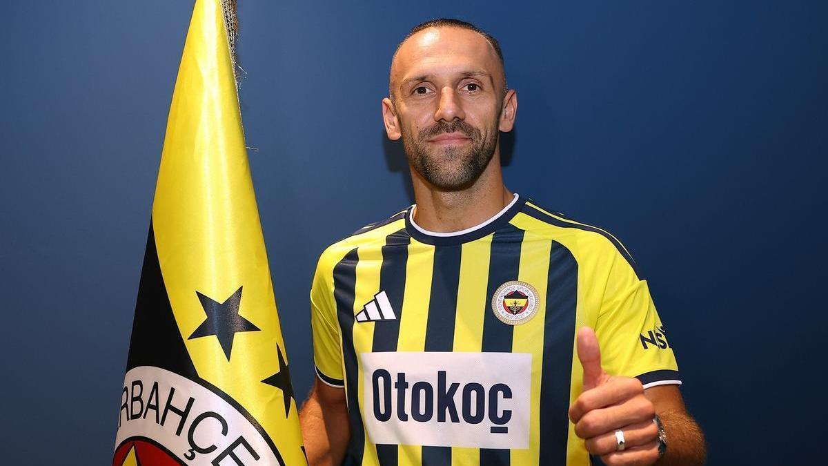 Muriqi posa con los colores de Fenerbahçe