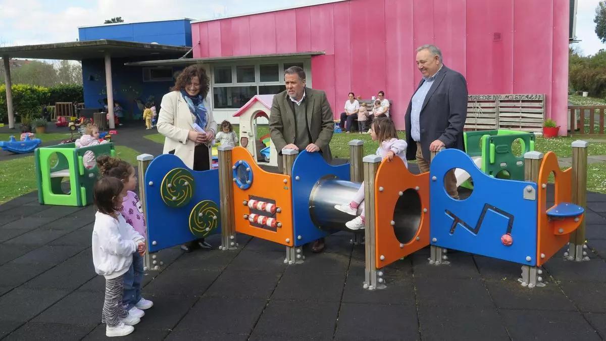 O alcalde, á dereita, e o xerente do Consorcio, na escola infantil da Laracha.