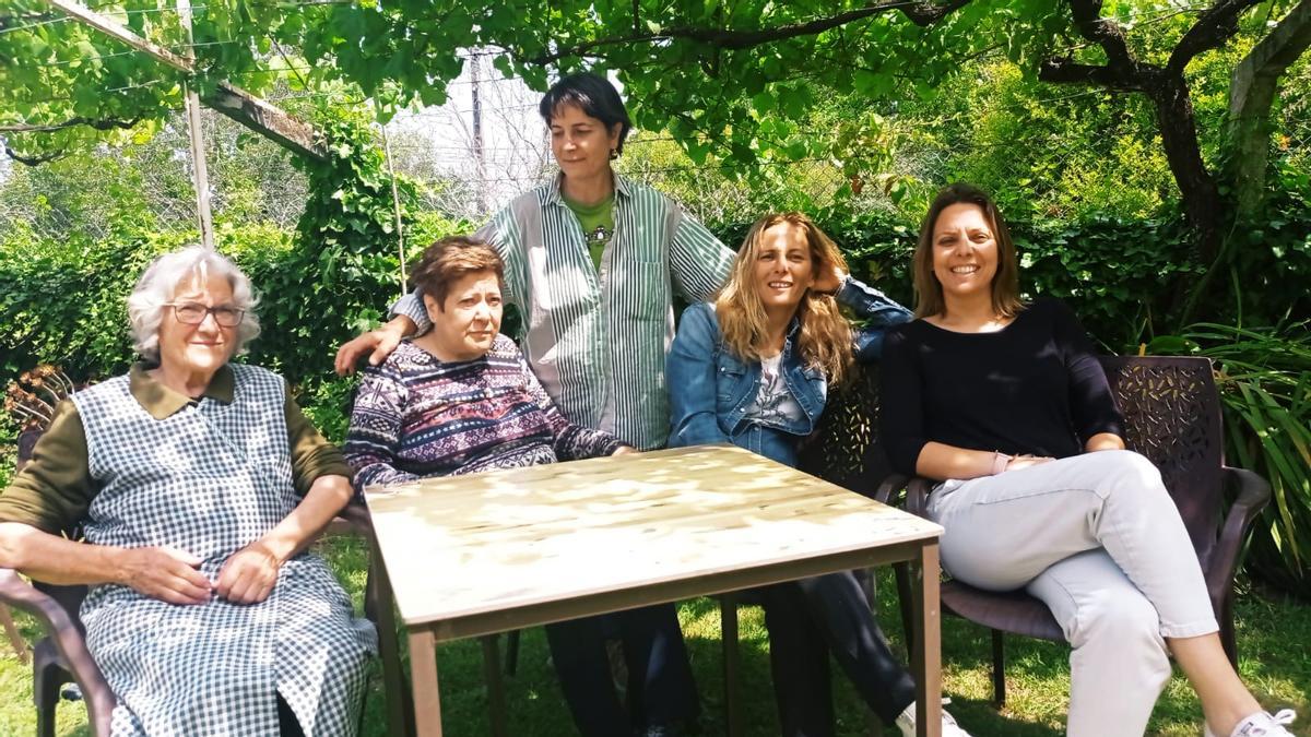 La candidata del BNG de Vilanova, María del Carmen Alfonso Novo, con familiares y amigas.