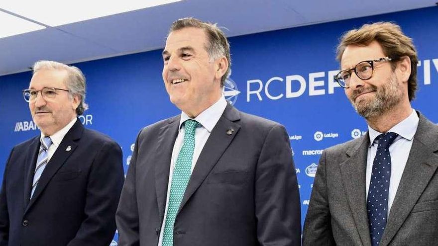 Fernando Vidal, con José Luis Queijeiro y Juan Antonio Armenteros, en Riazor.