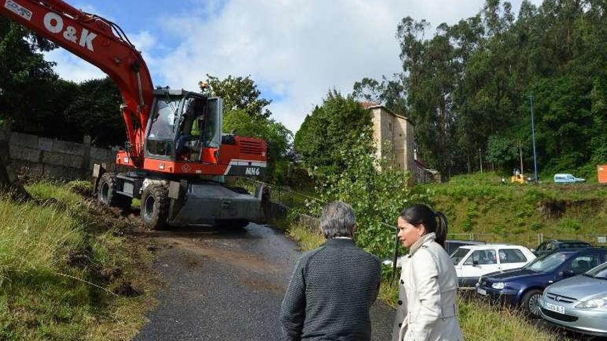 Alonso y Arévalo visitaron las obras del entorno del Concello. // FdV