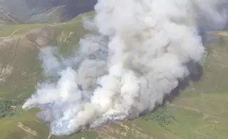 Un incendio en Chandrexa quema ya 200 hectáreas y amenaza O Invernadoiro