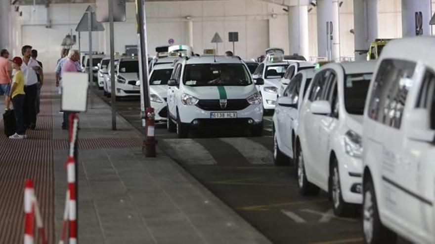 Los taxistas de Elche dejan sin servicio el aeropuerto durante una hora