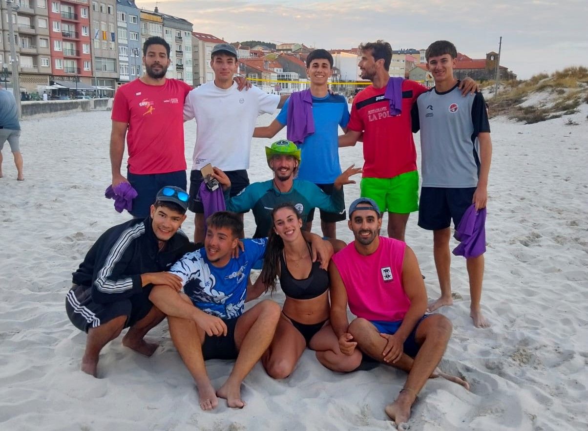 Integrantes dos tres equipos gañadores do torneo de Laxe.