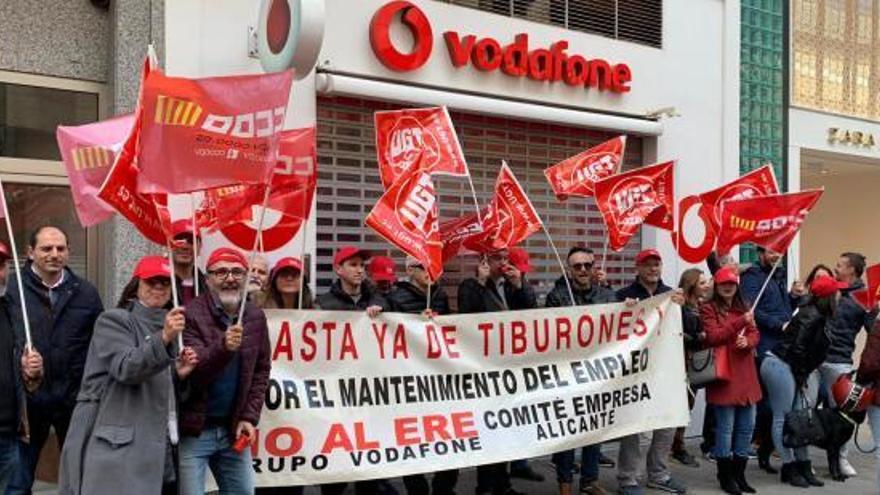 Una protesta de los trabajadores de Vodafone en Alicante.