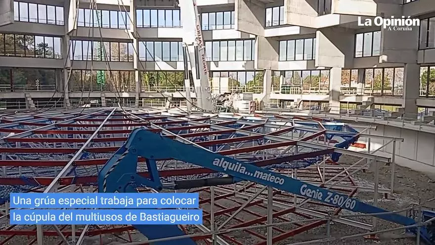 Una grúa especial para colocar la cúpula del multiusos de Bastiagueiro