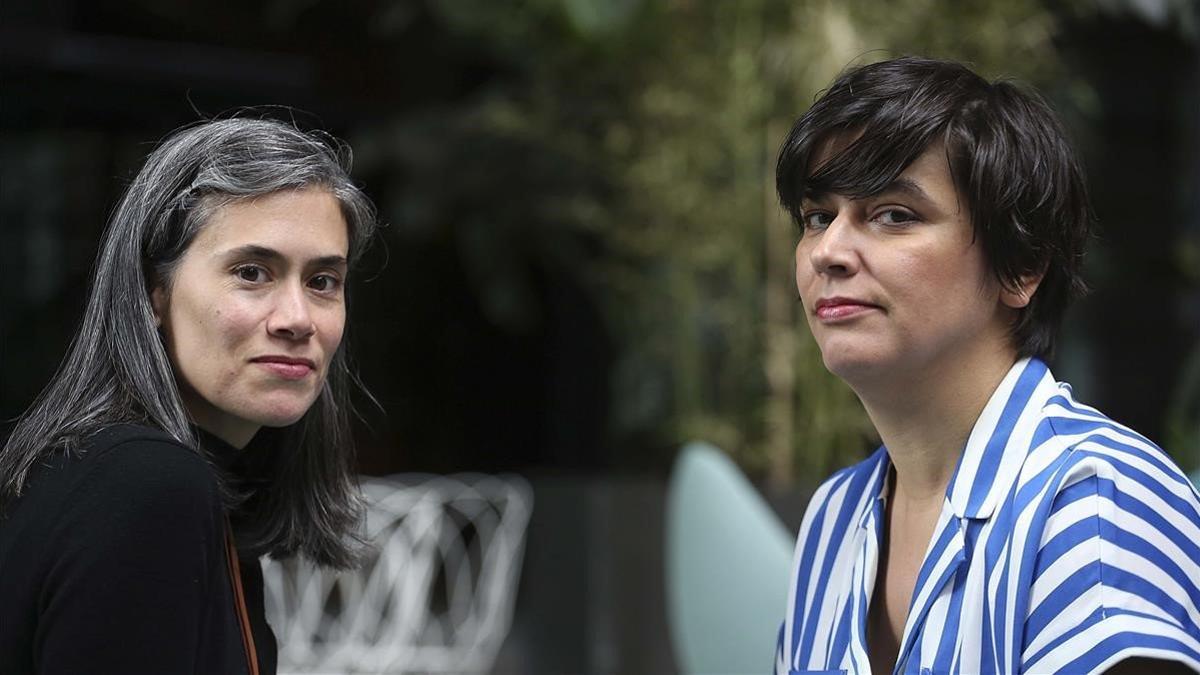 Las editoras Irene Antón (izquierda) y Paca Flores, en el Museo Reina Sofía de Madrid.