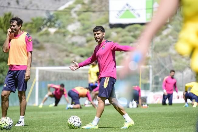 Entrenamiento de la UD Las Palmas en Barranco ...