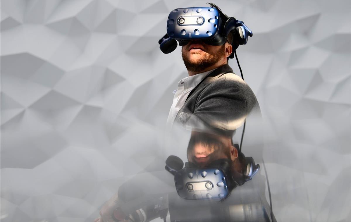 Un visitante prueba el casco de realidad virtual Vive Pro Eye, en el Mobile World Congress.