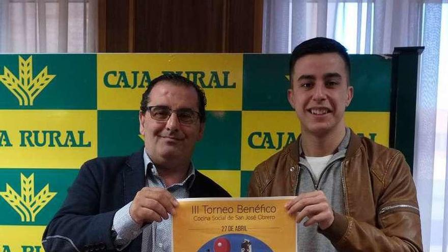 Narciso Prieto y Daniel Illán posan con el cartel del torneo.