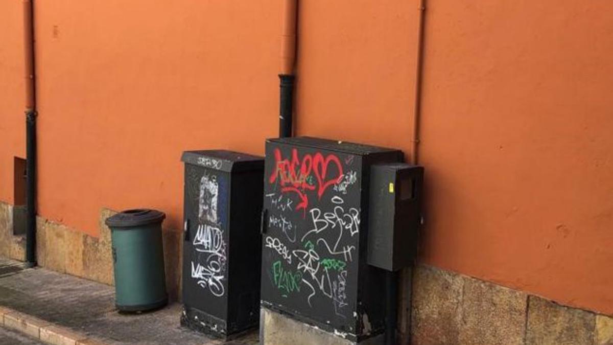 La brigada antigrafiti borra en 48 horas una oleada de 29 pintadas en el Antiguo