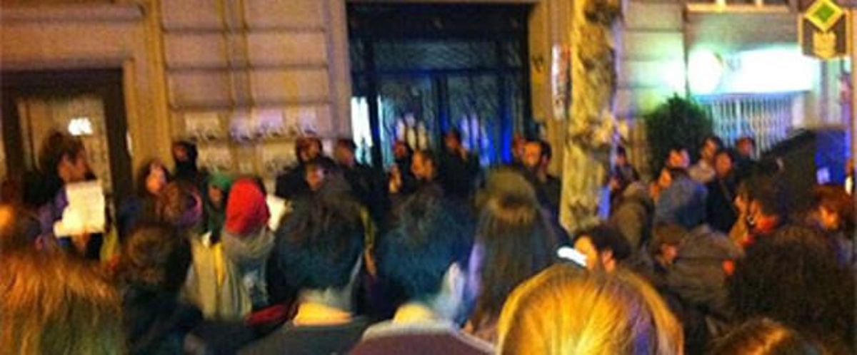 Protesta d’universitaris davant el domicili del conseller Mas-Colell, ahir a la nit.