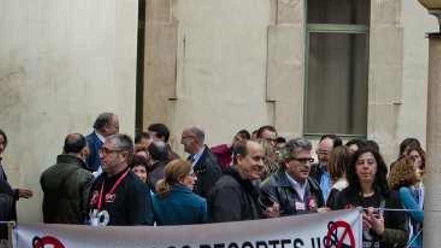 Una protesta de funcionarios en 2012 por la subida de tasas.