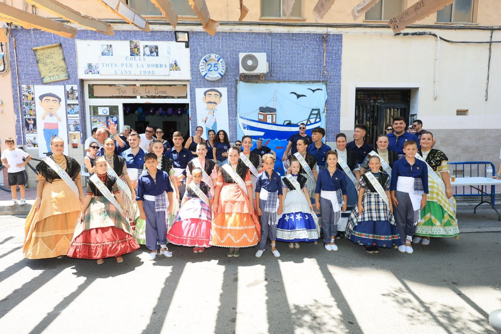 Las collas llenan de color las calles del Grau por Sant Pere