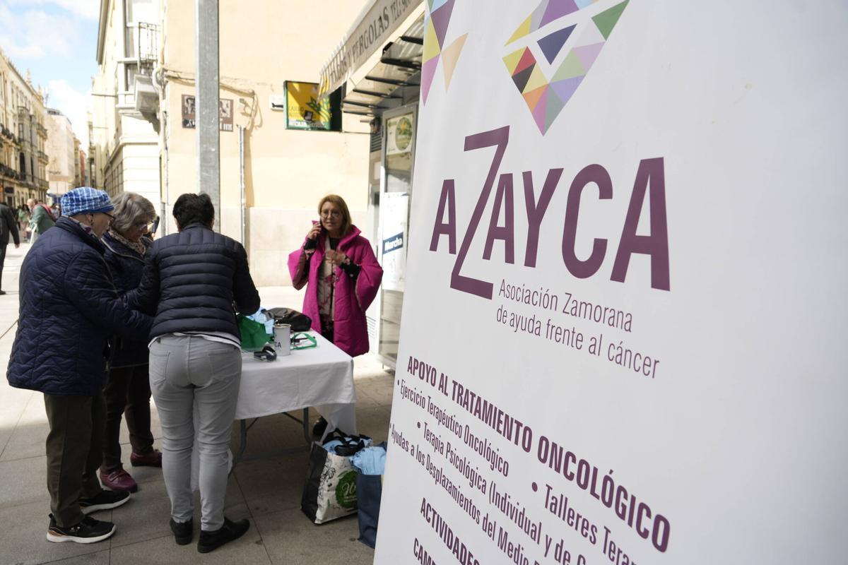 Varias personas se acercan a un stand de Azayca en Zamora.